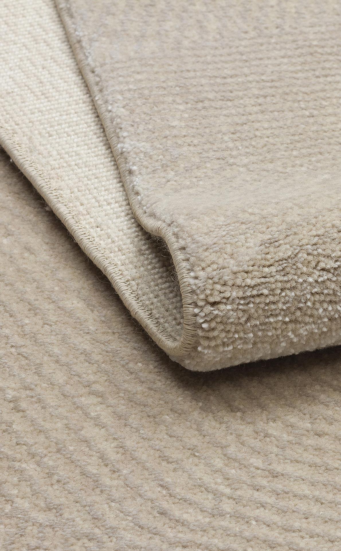 MAJESTY MJ 04 BEIGE Düz Desenli El Emeği ile Özel Tezgahlarda Üretilen Yün Viskon Tencel Uşak Halısı