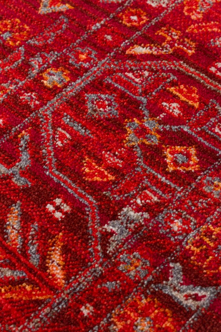 PIETRA PTA 21 RED Sıcak Renk Tonlarını Etnik Desenler ile Buluşturan Yumuşak Tuşeli Makine Halısı