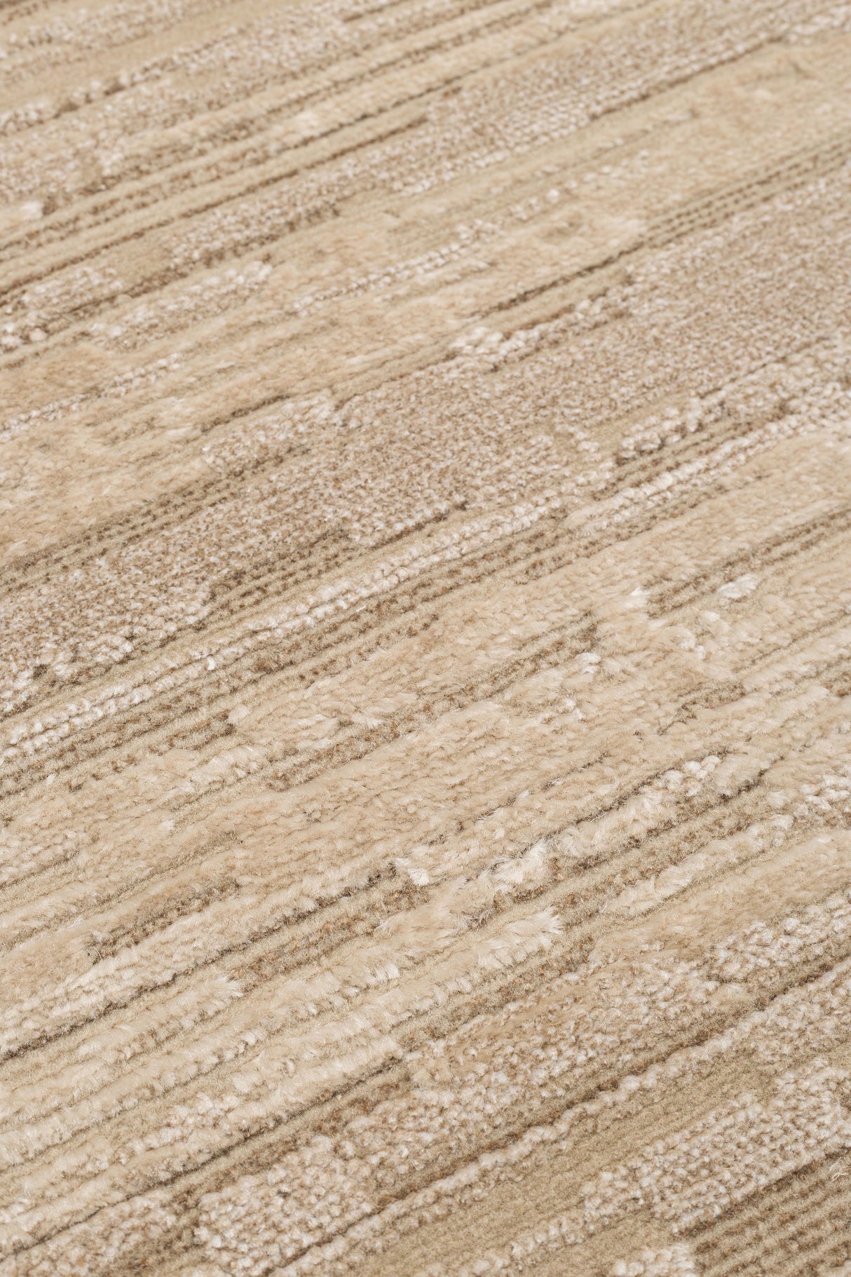 RIVERA RVR 01 BEIGE Modern ve Klasik Desenli Yüksek Alçak Çift Boyutlu Dokumaya Sahip Yumuşak Tuşeli Makine Halısı