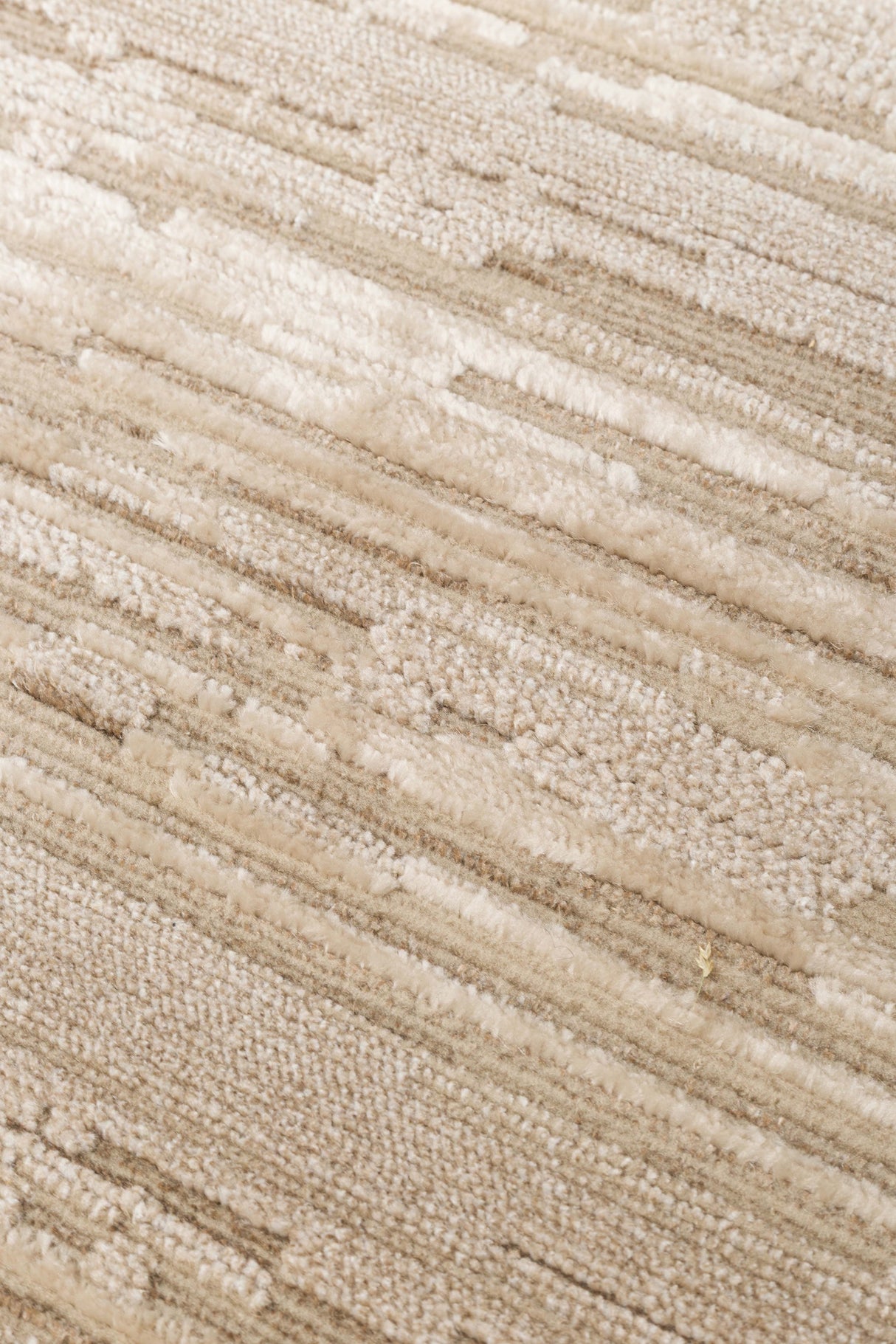 RIVERA RVR 01 BEIGE Modern ve Klasik Desenli Yüksek Alçak Çift Boyutlu Dokumaya Sahip Yumuşak Tuşeli Makine Halısı