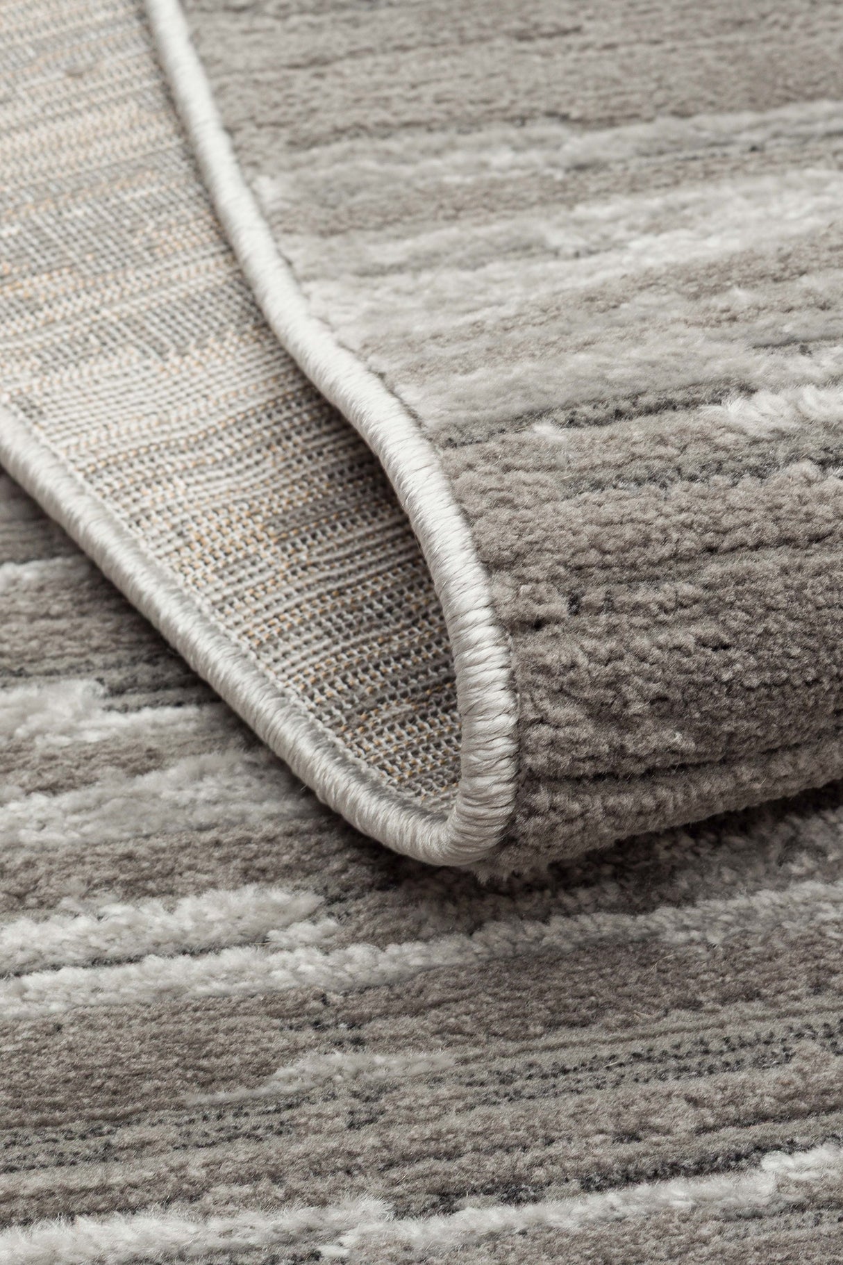 RIVERA RVR 01 GREY Modern ve Klasik Desenli Yüksek Alçak Çift Boyutlu Dokumaya Sahip Yumuşak Tuşeli Makine Halısı