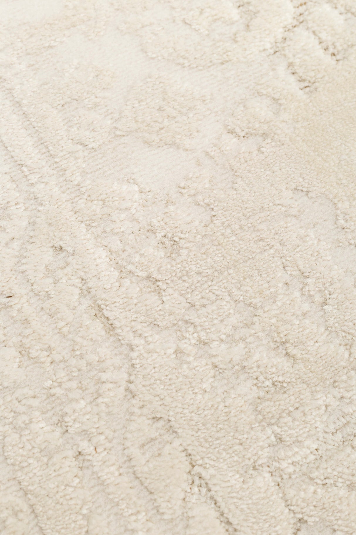 RIVERA RVR 02 WHITE Modern ve Klasik Desenli Yüksek Alçak Çift Boyutlu Dokumaya Sahip Yumuşak Tuşeli Makine Halısı
