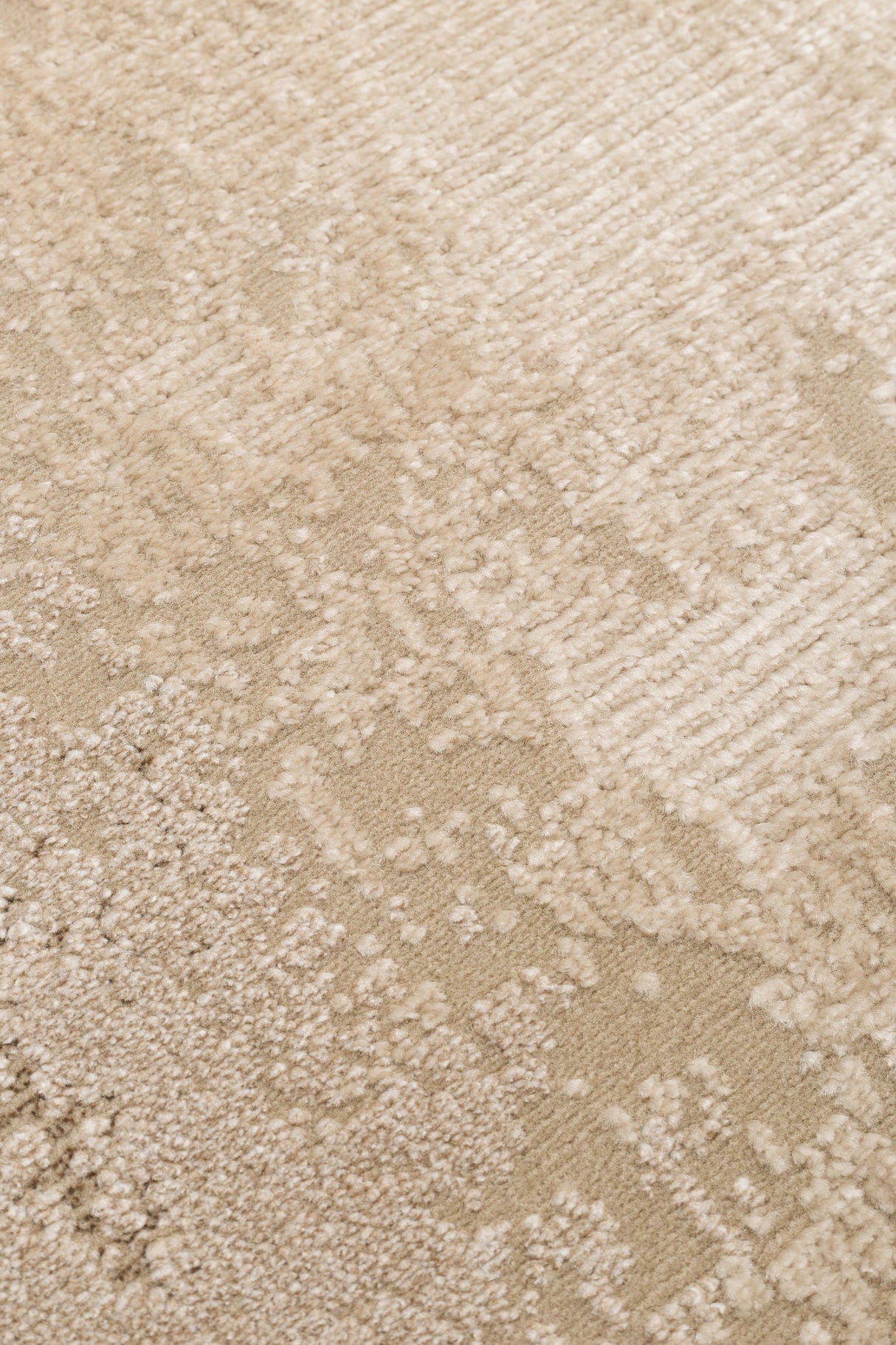 RIVERA RVR 03 BEIGE Modern ve Klasik Desenli Yüksek Alçak Çift Boyutlu Dokumaya Sahip Yumuşak Tuşeli Makine Halısı