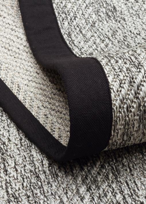 VENTURA SISAL VNT 2704 GREY BRD BLACK İç ve Dış Mekan Kullanımına Uygun Hav Vermeyen Kolay Temizlenebilir Sisal Görünümlü Halı
