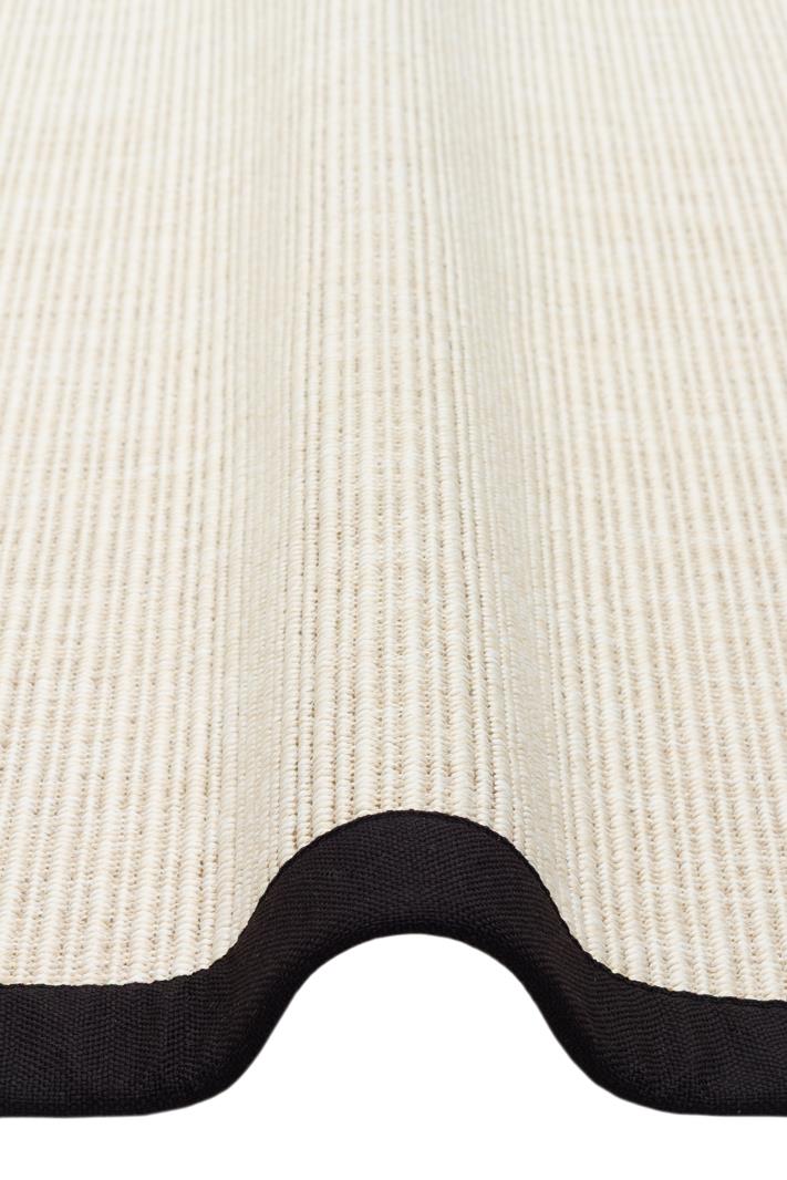VENTURA SISAL VNT 2706 CREAM BRD BLACK İç ve Dış Mekan Kullanımına Uygun Hav Vermeyen Kolay Temizlenebilir Sisal Görünümlü Halı