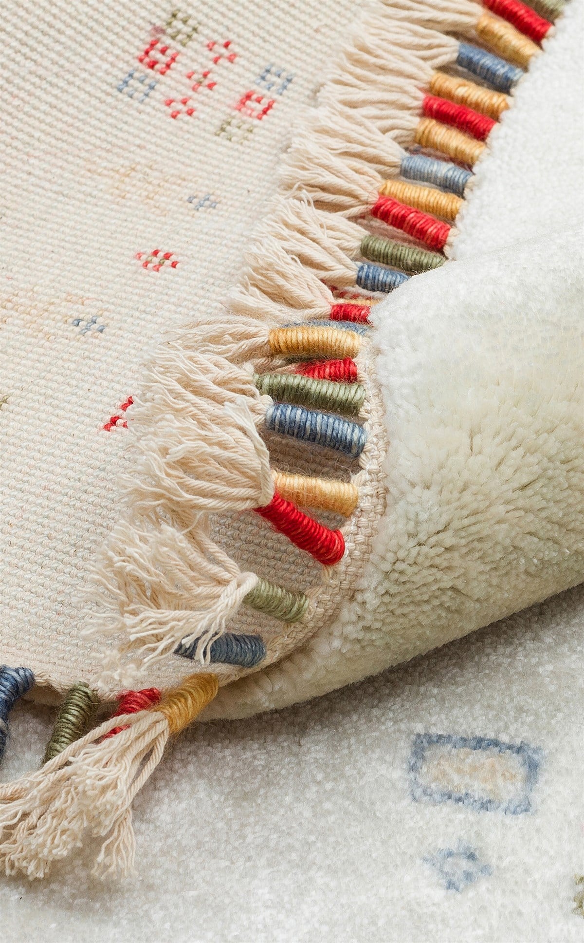 ZARA ZR 06 BEIGE Q Otantik Desenli Özel Hav Vermeyen ve Kolay Temizlenebilir Tensel Kullanılarak El Emeği ile Özel Tezgahlarda Üretilen Modern Uşak Halısı