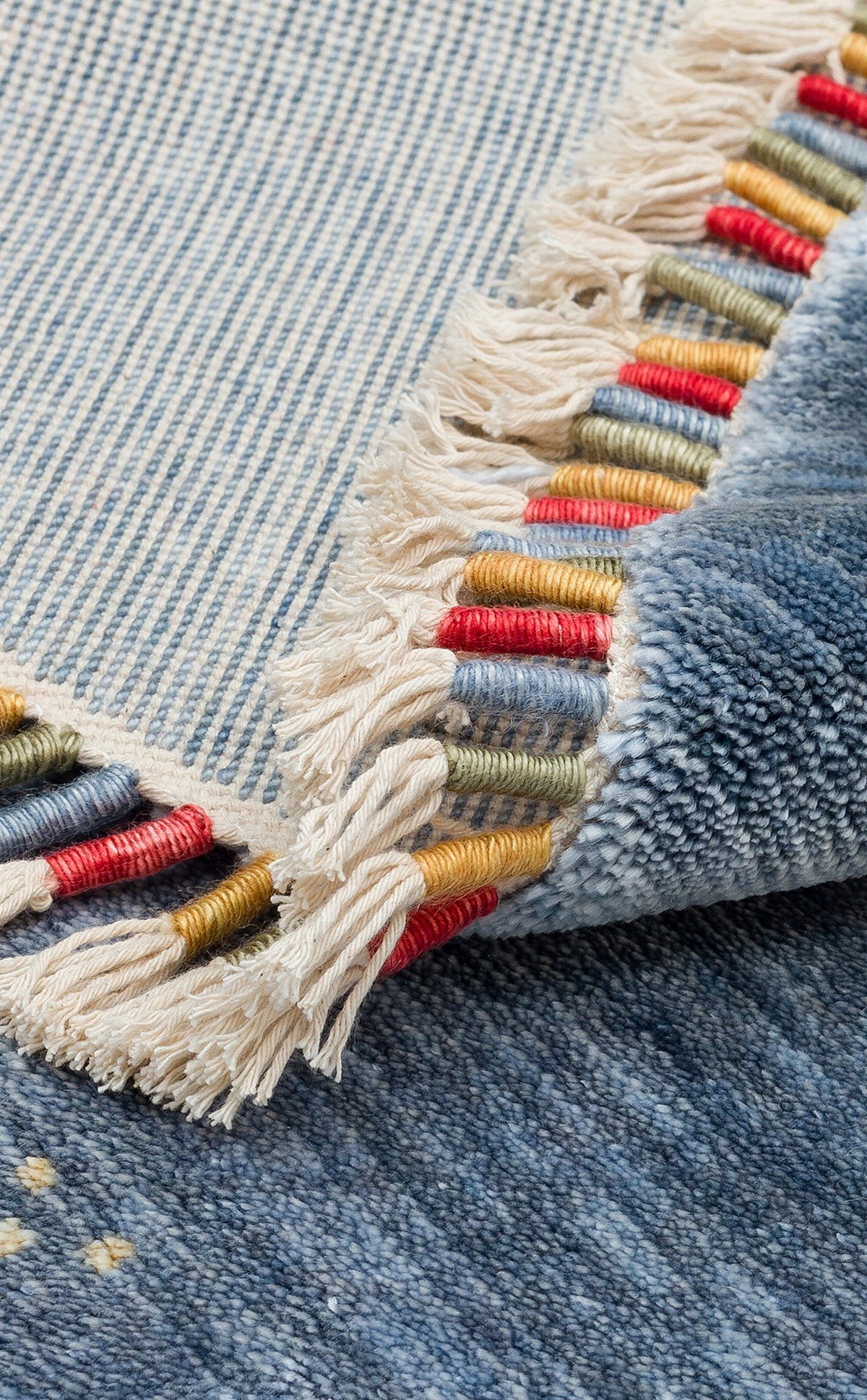 ZARA ZR 06 BLUE Q Otantik Desenli Özel Hav Vermeyen ve Kolay Temizlenebilir Tensel Kullanılarak El Emeği ile Özel Tezgahlarda Üretilen Modern Uşak Halısı