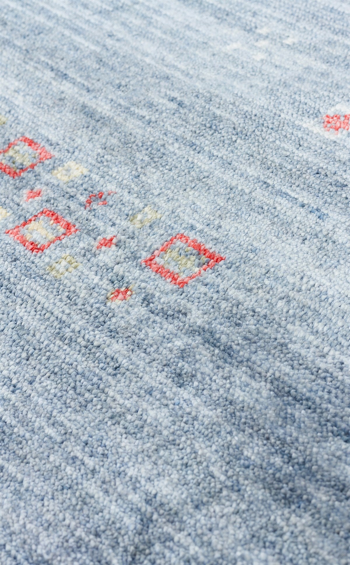 ZARA ZR 06 BLUE Q Otantik Desenli Özel Hav Vermeyen ve Kolay Temizlenebilir Tensel Kullanılarak El Emeği ile Özel Tezgahlarda Üretilen Modern Uşak Halısı
