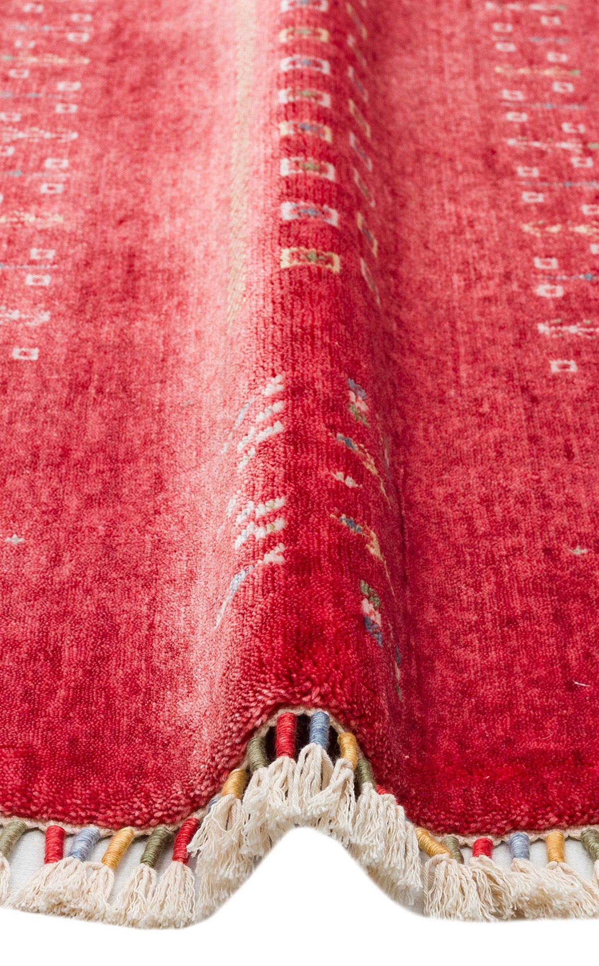ZARA ZR 06 RED Q Otantik Desenli Özel Hav Vermeyen ve Kolay Temizlenebilir Tensel Kullanılarak El Emeği ile Özel Tezgahlarda Üretilen Modern Uşak Halısı