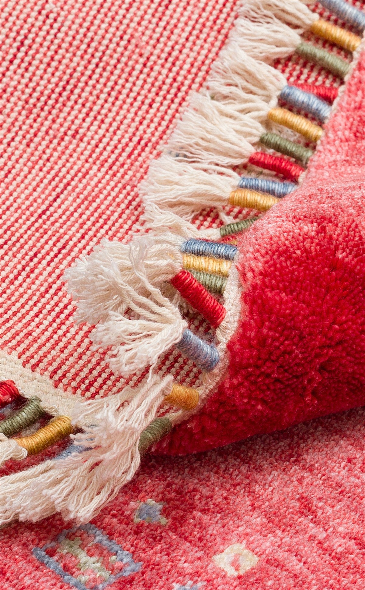 ZARA ZR 06 RED Q Otantik Desenli Özel Hav Vermeyen ve Kolay Temizlenebilir Tensel Kullanılarak El Emeği ile Özel Tezgahlarda Üretilen Modern Uşak Halısı