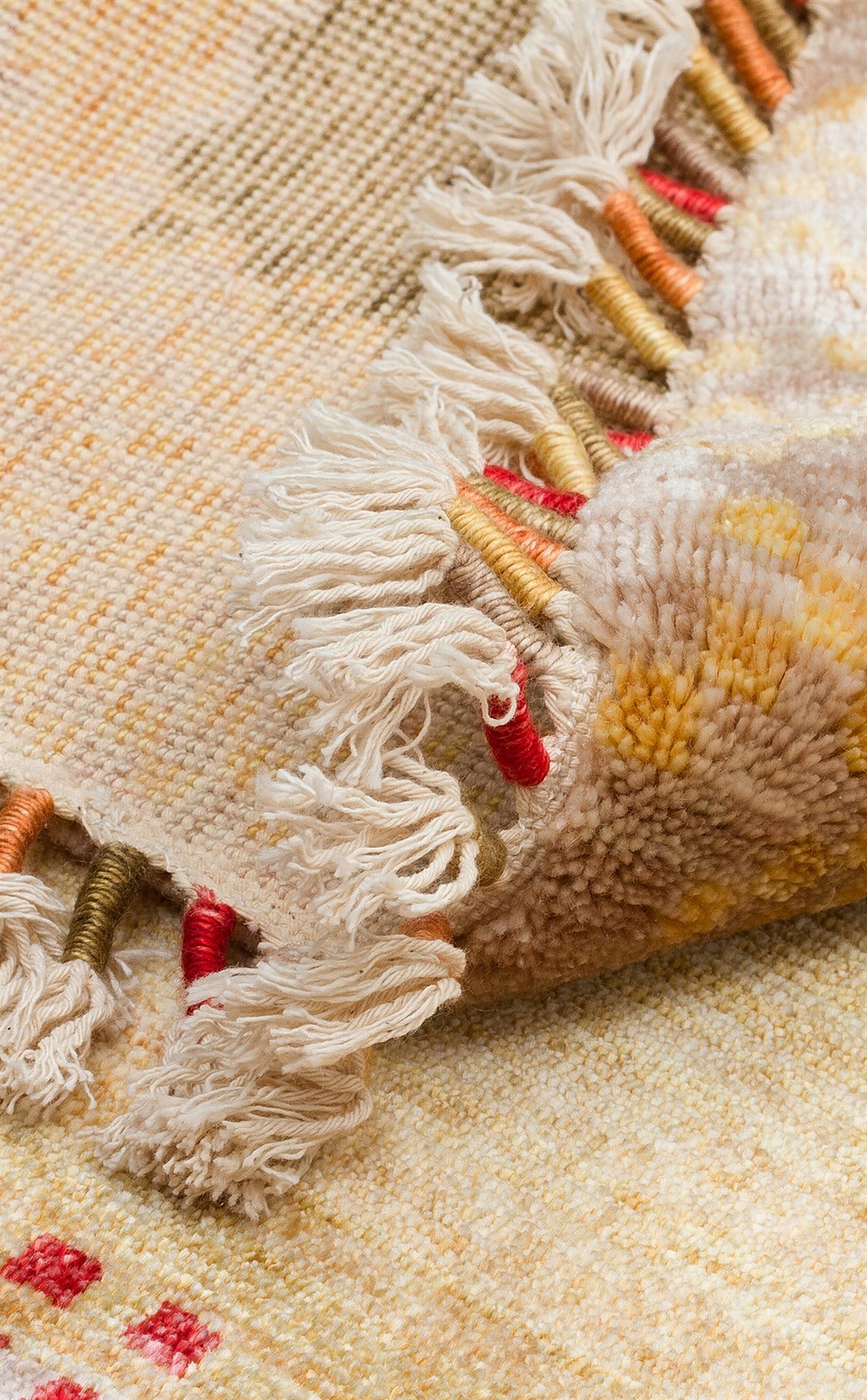 ZARA ZR 07 BEIGE AUTUMN Q Otantik Desenli Özel Hav Vermeyen ve Kolay Temizlenebilir Tensel Kullanılarak El Emeği ile Özel Tezgahlarda Üretilen Modern Uşak Halısı