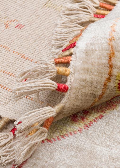 ZARA ZR 08 BEIGE AUTUMN Q Otantik Desenli Özel Hav Vermeyen ve Kolay Temizlenebilir Bambu Viskonu Kullanılarak El Emeği ile Özel Tezgahlarda Üretilen Modern Uşak Halısı