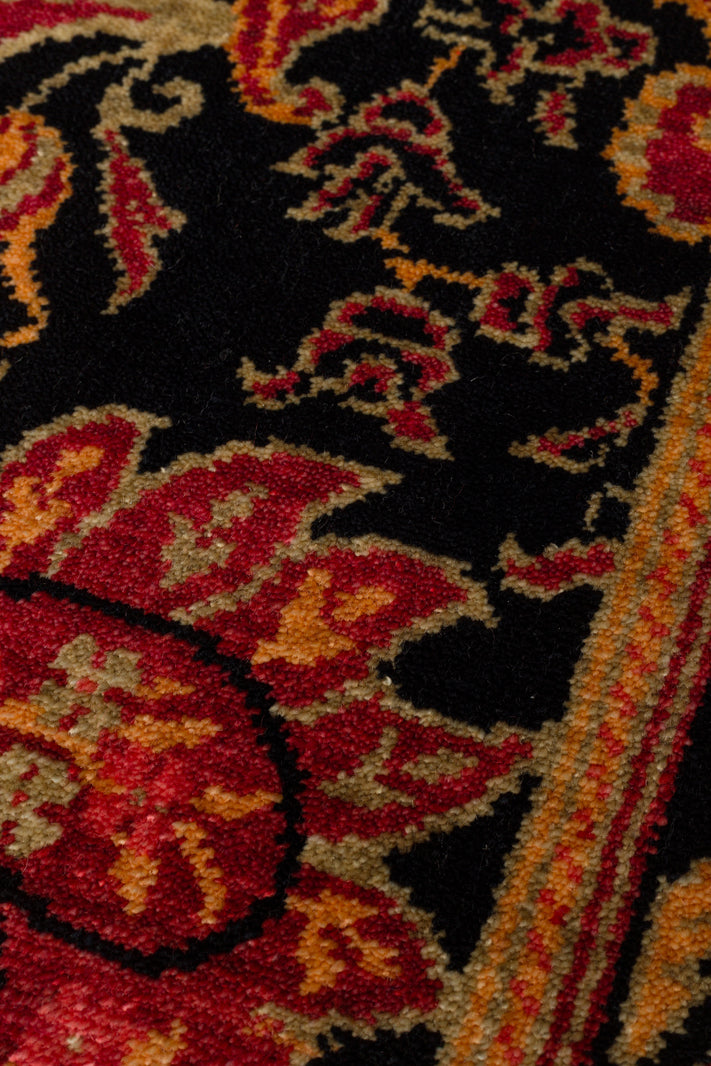 ZARA ZR 24 BLACK RED Otantik Desenli Özel Hav Vermeyen ve Kolay Temizlenebilir Tensel Kullanılarak El Emeği ile Özel Tezgahlarda Üretilen Modern Uşak Halısı