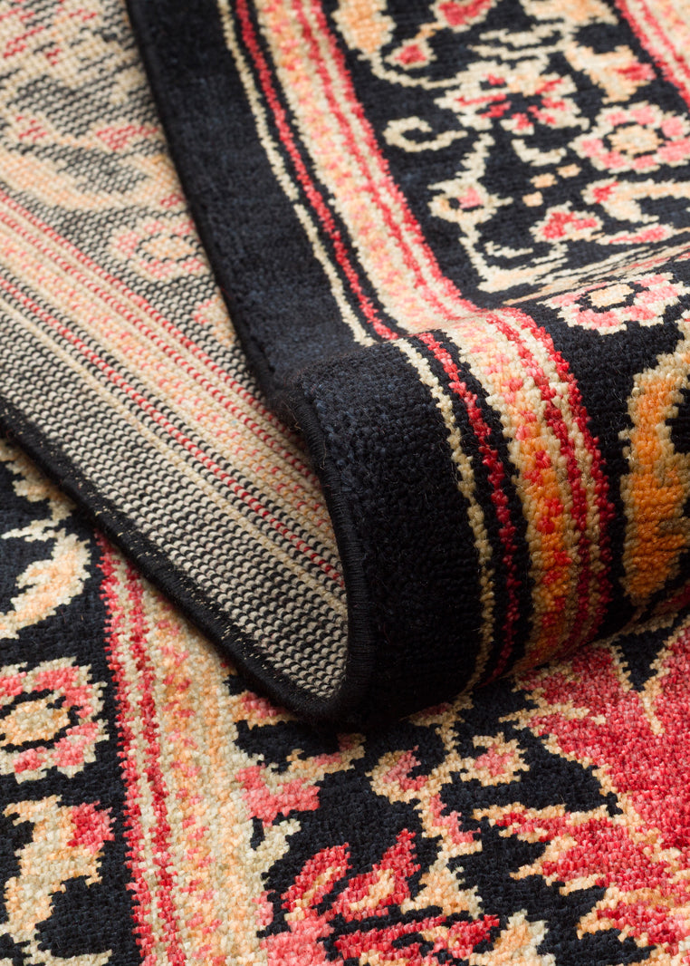 ZARA ZR 24 BLACK RED Otantik Desenli Özel Hav Vermeyen ve Kolay Temizlenebilir Tensel Kullanılarak El Emeği ile Özel Tezgahlarda Üretilen Modern Uşak Halısı