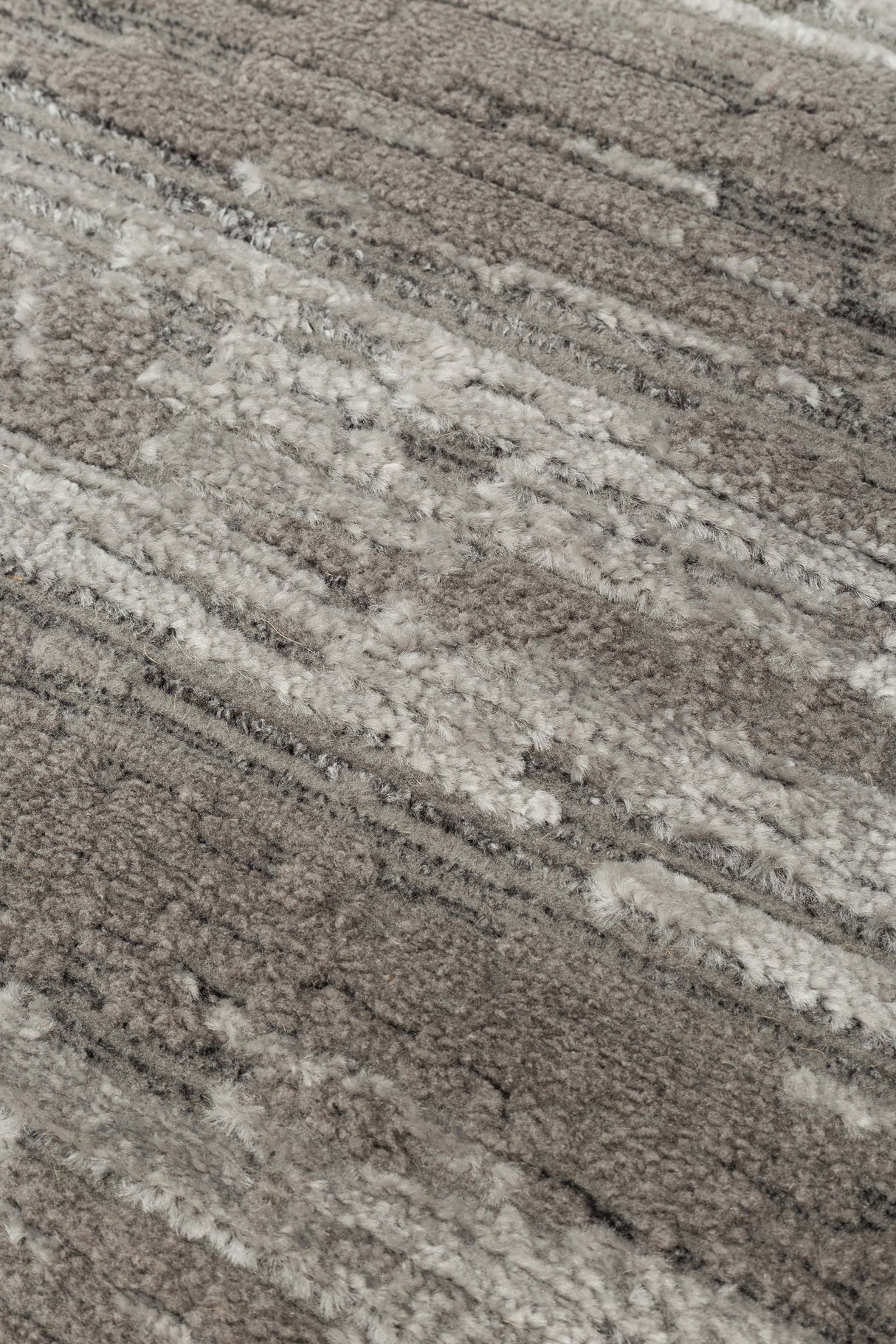 RIVERA RVR 01 GREY  Modern ve Klasik Desenli Yüksek Alçak Çift Boyutlu Dokumaya Sahip Yumuşak Tuşeli Makine Halısı