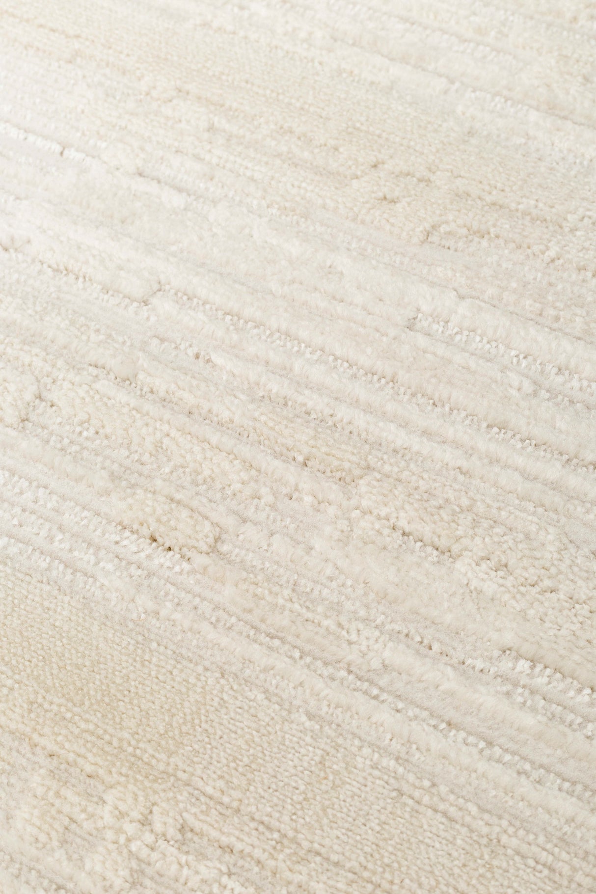 RIVERA RVR 01 WHITE  Modern ve Klasik Desenli Yüksek Alçak Çift Boyutlu Dokumaya Sahip Yumuşak Tuşeli Makine Halısı