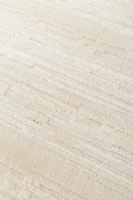 RIVERA RVR 01 WHITE  Modern ve Klasik Desenli Yüksek Alçak Çift Boyutlu Dokumaya Sahip Yumuşak Tuşeli Makine Halısı