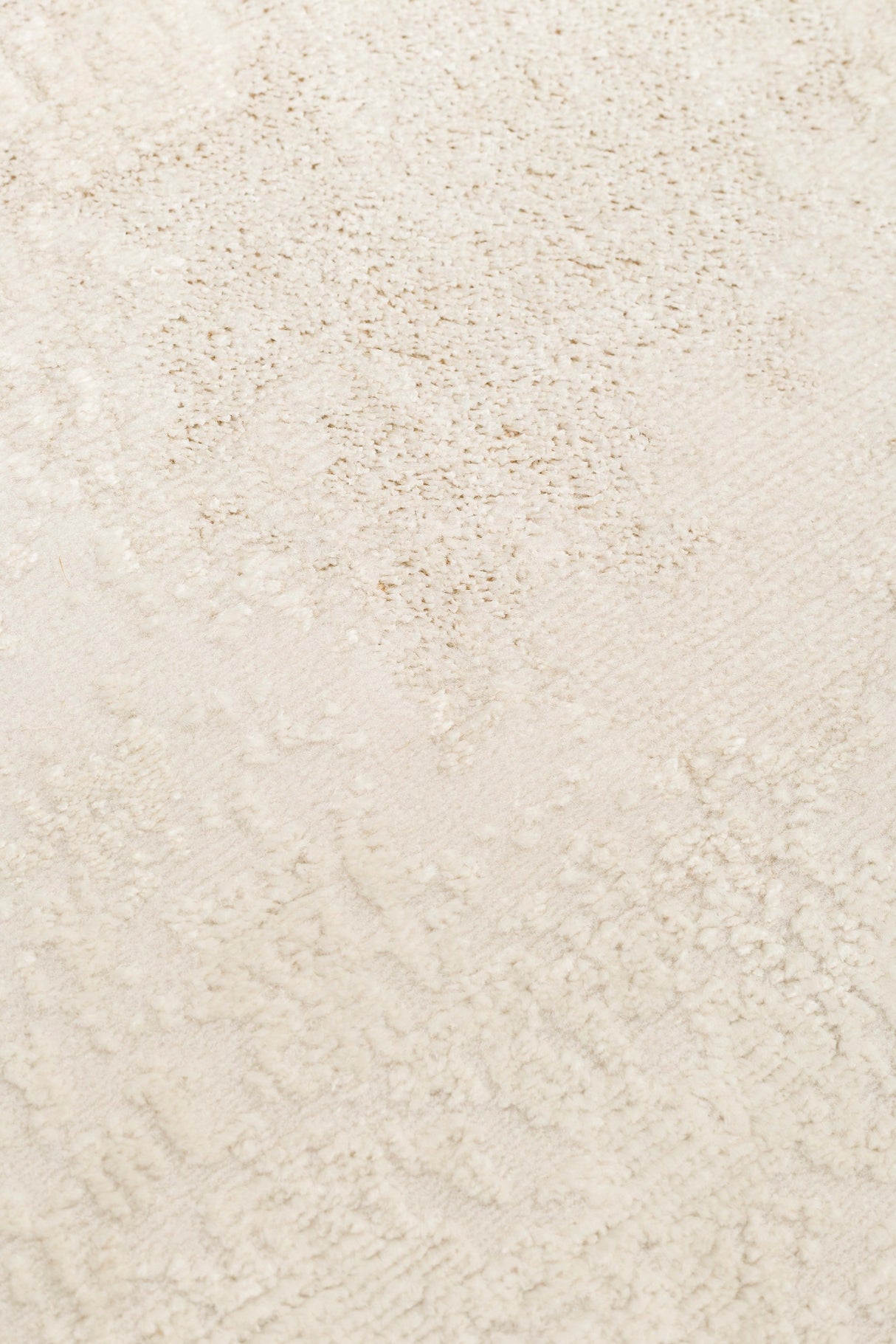 RIVERA RVR 03 WHITE  Modern ve Klasik Desenli Yüksek Alçak Çift Boyutlu Dokumaya Sahip Yumuşak Tuşeli Makine Halısı