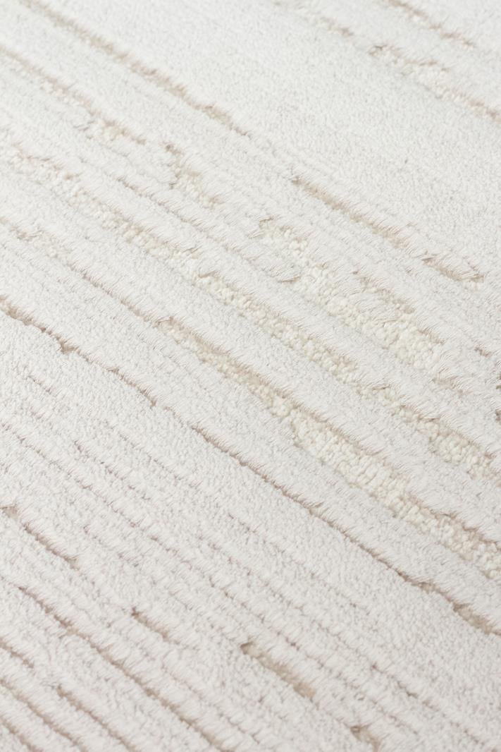 SIERRA SR 01 BEIGE WHITE  Yüksek Alçak Oyma Dokuya Sahip Sık Dokuma Modern Salon Halısı