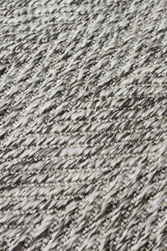 VENTURA SISAL VNT 2704 GREY BRD BLACK  İç ve Dış Mekan Kullanımına Uygun Hav Vermeyen Kolay Temizlenebilir Sisal Görünümlü Halı