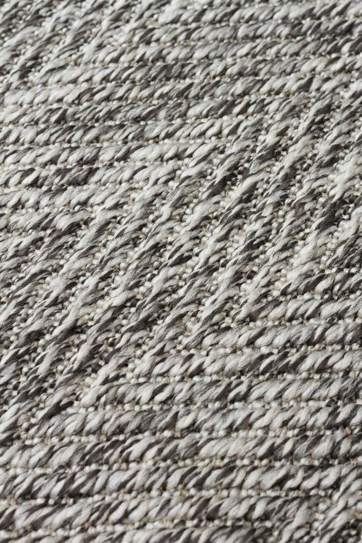 VENTURA SISAL VNT 2704 GREY BRD DARK MIX  İç ve Dış Mekan Kullanımına Uygun Hav Vermeyen Kolay Temizlenebilir Sisal Görünümlü Halı