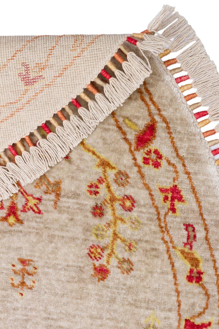 ZARA ZR 08 BEIGE AUTUMN Q Otantik Desenli Özel Hav Vermeyen ve Kolay Temizlenebilir Bambu Viskonu Kullanılarak El Emeği ile Özel Tezgahlarda Üretilen Modern Uşak Halısı