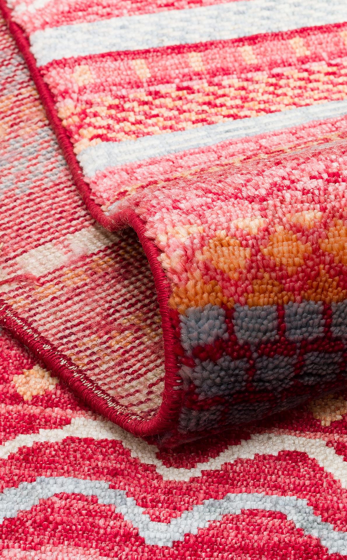 ZARA ZR 18 RED MULTY  Otantik Desenli Özel Hav Vermeyen ve Kolay Temizlenebilir Tensel Kullanılarak El Emeği ile Özel Tezgahlarda Üretilen Modern Uşak Halısı